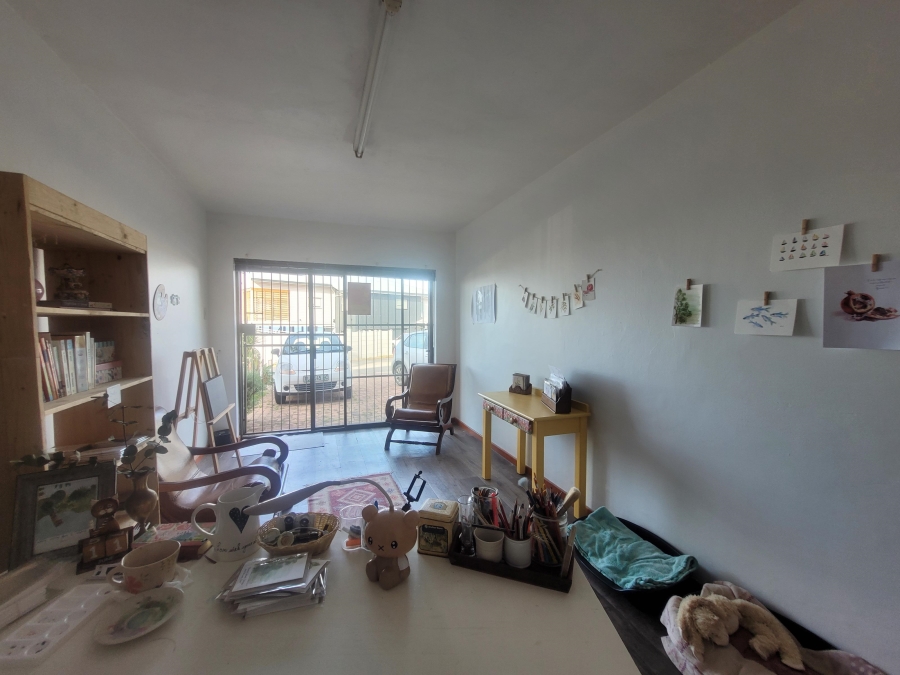 To Let 4 Bedroom Property for Rent in Wavecrest Eastern Cape